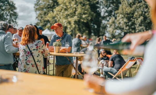 Personen an Stehtischen mit einem Glas Wein im Park am Deutschen Eck © Koblenz-Touristik GmbH, Janko.Media Personen an Stehtischen mit einem Glas Wein im Park am Deutschen Eck © Koblenz-Touristik GmbH, Janko.Media