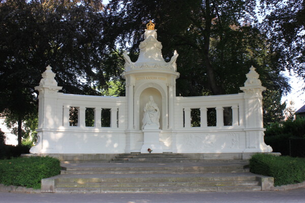 Kaiserin Augusta Denkmal in den Rheinanlagen umgeben von Bäumen © Koblenz-Touristik GmbH Kaiserin Augusta Denkmal in den Rheinanlagen umgeben von Bäumen © Koblenz-Touristik GmbH