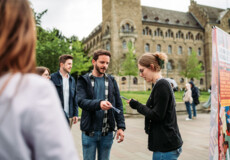 Eine junge Frau Scannt das Ticket eines Besuchers von Wein on the Water © Koblenz-Touristik GmbH, Janko.Media Eine junge Frau Scannt das Ticket eines Besuchers von Wein on the Water © Koblenz-Touristik GmbH, Janko.Media