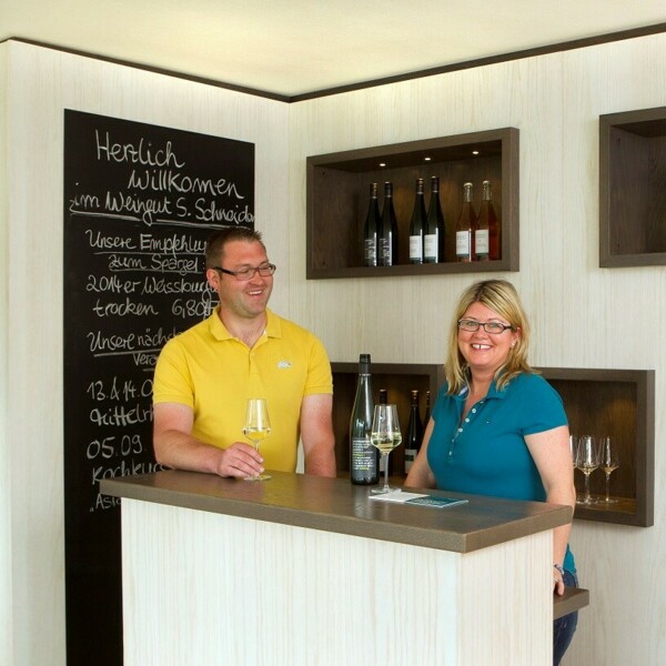 Weingut Sebastian Schneider © Sebastian & Melanie Schneider in ihrem Weingut. ©