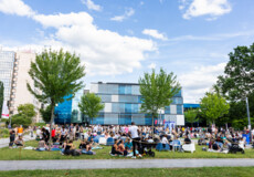 Blaue Stunde – PopUp Weinbar © Koblenz-Touristik GmbH, Kai Myller Menschengruppe bei der Blauen Stunde in Koblenz © Koblenz-Touristik GmbH, Kai Myller