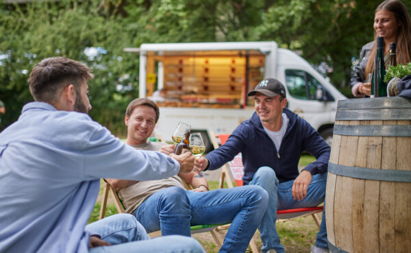 Vinothek on Tour © Koblenz-Touristik, Picture Colada Menschen die mit Bier und Wein anstoßen bei der Veranstaltung Vinothek on Tour im Weinfestival Koblenz © Koblenz-Touristik, Picture Colada