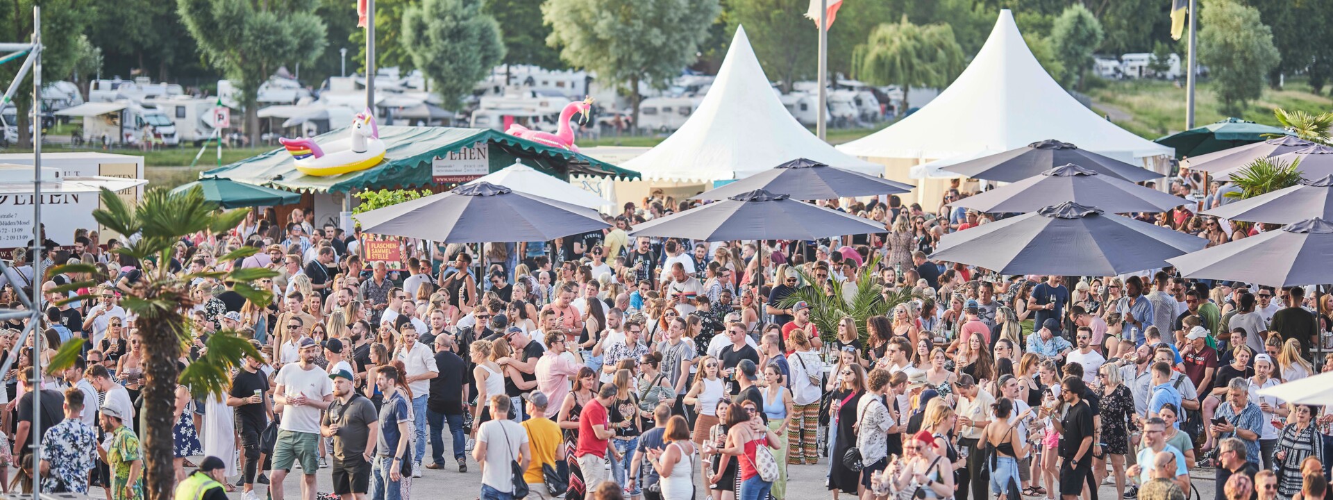 Menschenansammlung am Deutschen Eck zum Electronic Wine Festival © Picture Colada GmbH Menschenansammlung am Deutschen Eck zum Electronic Wine Festival © Picture Colada GmbH