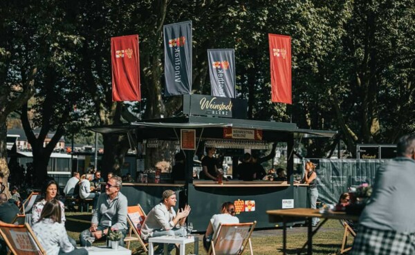 Die mobile Vinothek der Koblenz-Touristik GmbH im Park hinter dem Deutschen Eck. © Koblenz-Touristik GmbH, Janko.Media Die mobile Vinothek der Koblenz-Touristik GmbH im Park hinter dem Deutschen Eck. © Koblenz-Touristik GmbH, Janko.Media