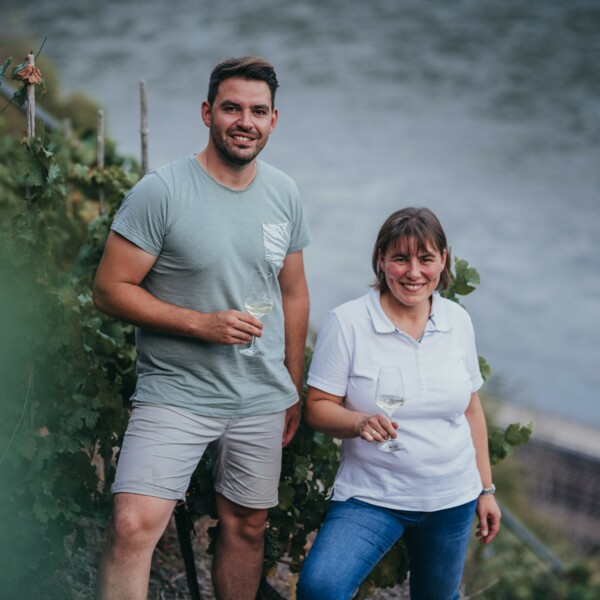 Weingut Goswin Lambrich © Weingut Goswin Lambrich Geschwister Christiane und Matthias vom Weingut Lambrich in ihrem Weinberg. © Weingut Goswin Lambrich