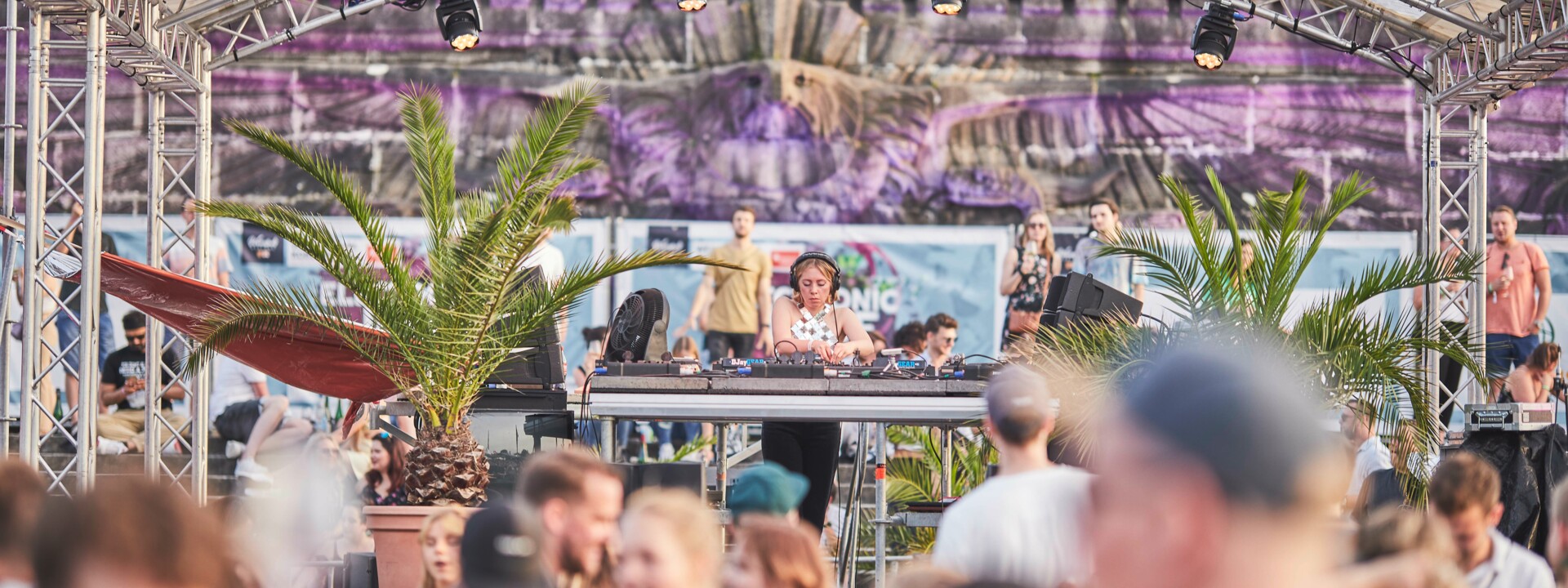 DJ Tereza am Deutschen Eck © Picture Colada GmbH DJ Tereza legt auf für tanzenden Zuschauer bei Electronic Wine Koblenz © Picture Colada GmbH