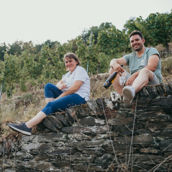 Winzerfamilie Goswin Lambrich auf einer Weinbergsmauer © Weingut Goswin Lambrich Winzerfamilie Goswin Lambrich auf einer Weinbergsmauer © Weingut Goswin Lambrich