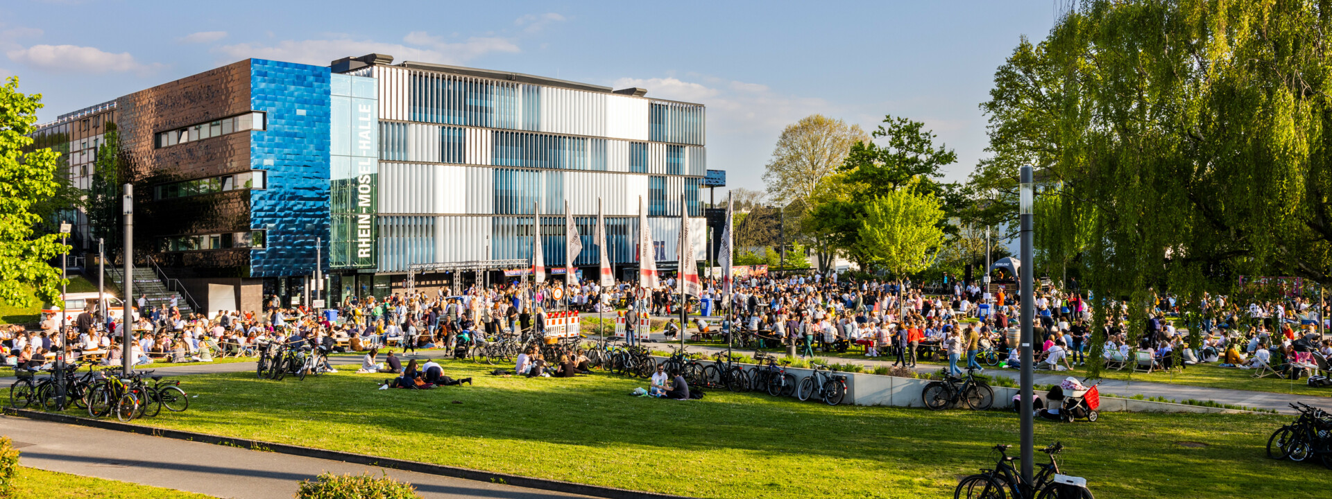 Gäste vor der Rhein-Mosel-Halle in Koblenz © Koblenz-Touristik, Kai Myller Besuchende der Blauen Stunde vor der Rhein-Mosel-Halle in Koblenz © Koblenz-Touristik, Kai Myller