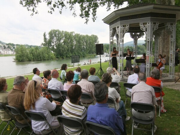 Augusta_Fest_Abdruck_honorarfrei800600.jpg © Zuschauer sitzen in Reihen und hören ein musikalisches Quartett an ©
