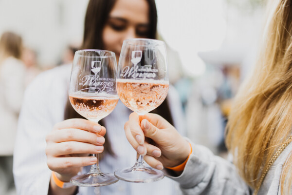 Zwei Weingläser beim Anstoßen © Koblenz-Touristik GmbH, Picture Colada Zwei Weingläser beim Anstoßen © Koblenz-Touristik GmbH, Picture Colada