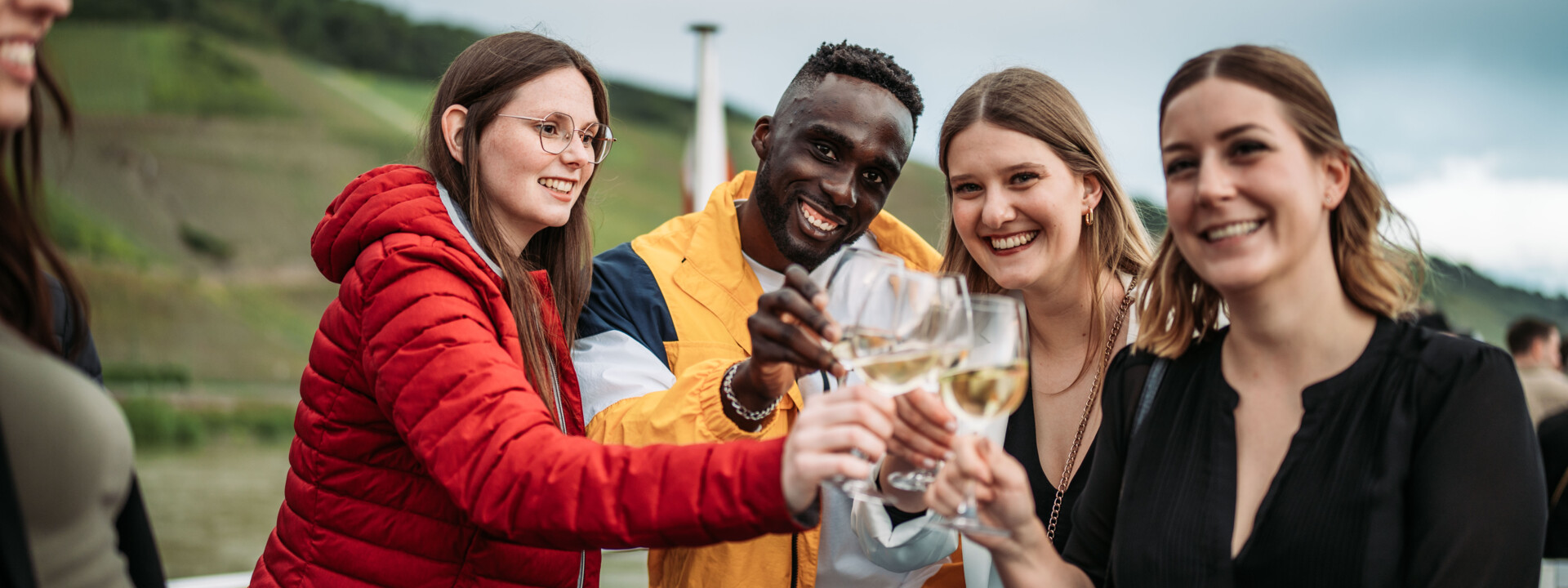 Wein on the Water - Weinfestival Koblenz © Koblenz-Toursitik GmbH, Janko.Media Personen die mit Weingläsern anstoßen auf der Veranstaltung "Wein on the Water" im Rahmen des Weinfestival Koblenz. © Koblenz-Toursitik GmbH, Janko.Media