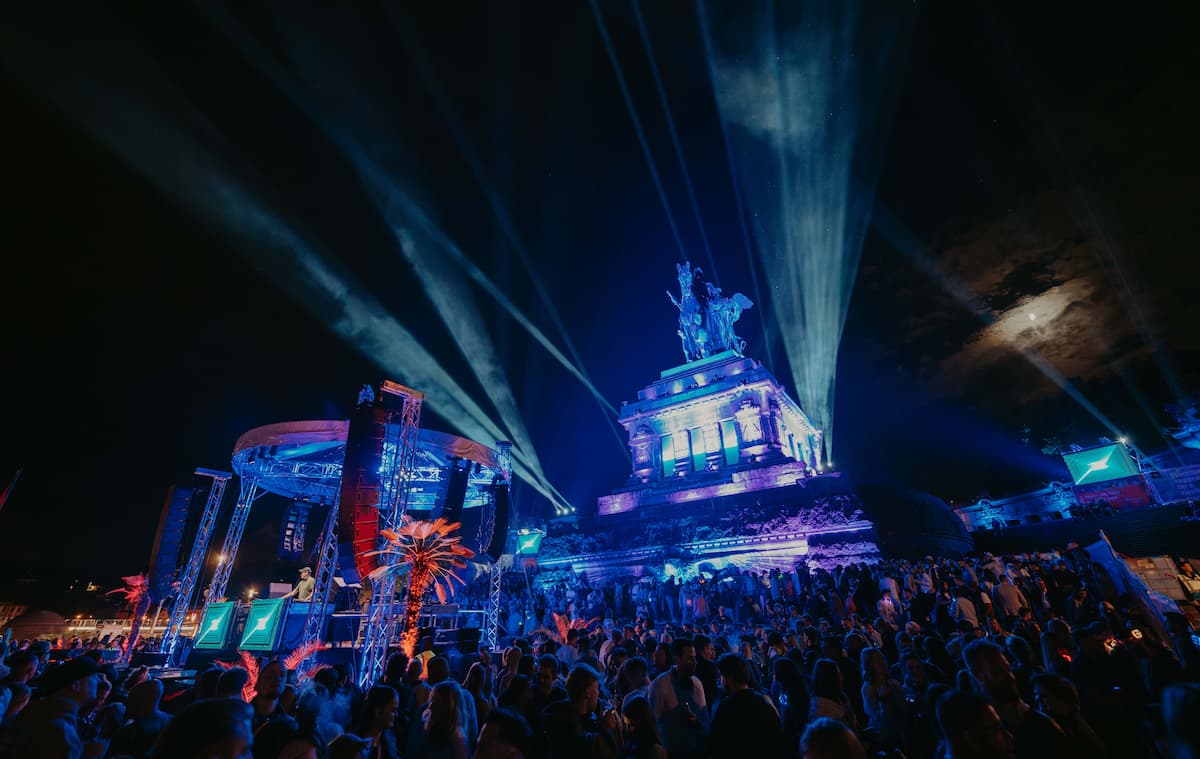 The Kaiser Wilhelm Monument at the Deutsches Eck illuminated by the Electronic Wine. © Koblenz-Touristik GmbH, Janko.Media The Kaiser Wilhelm Monument at the Deutsches Eck illuminated by the Electronic Wine. © Koblenz-Touristik GmbH, Janko.Media