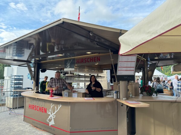 Die mobile Vinothek des Weinguts Elmar Hirschen © Weingut Elmar Hirschen Die mobile Vinothek des Weinguts Elmar Hirschen © Weingut Elmar Hirschen