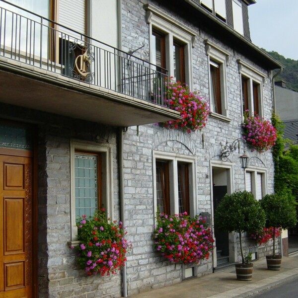 Weingut Comes © Weingut Comes Außenansicht des Weingut Comes aus Klotten an der Mosel © Weingut Comes