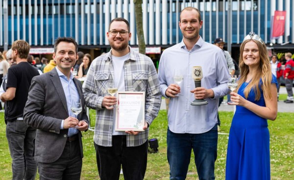 Oberbürgermeister David Langner und WeinKaiserWein Gewinner 2024 Jonas Spurzem mit einer Weinkönigin auf der Blauen Stunde © Koblenz-Touristik GmbH, Kai Myller Oberbürgermeister David Langner und WeinKaiserWein Gewinner 2024 Jonas Spurzem mit einer Weinkönigin auf der Blauen Stunde © Koblenz-Touristik GmbH, Kai Myller