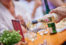 Festivalwein-Weinproben © Koblenz-Touristik GmbH, Picture Colada Flasche Wein wird auf der "Vinothek on Tour" auf dem Weinfestival eingeschenkt. © Koblenz-Touristik GmbH, Picture Colada
