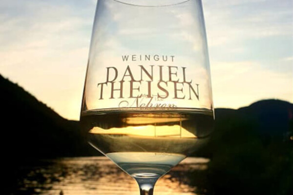 Weingut Daniel Theisen © Weingut Theisen Weingut mit der Aufschrift Weingut Daniel Theisen, im Hintergrund die Mosel und Abendhimmel © Weingut Theisen