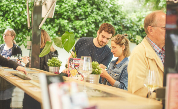 Personen schauen auf die Weinkarte an der mobilen Vinothek der Koblenz-Touristik © Koblenz-Touristik GmbH, Picture Colada Personen schauen auf die Weinkarte an der mobilen Vinothek der Koblenz-Touristik © Koblenz-Touristik GmbH, Picture Colada