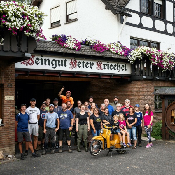 Winzerfamilie und Team des Weingut Kriechel vor derm Weingut © Weingut Peter Kriechel Winzerfamilie und Team des Weingut Kriechel vor derm Weingut © Weingut Peter Kriechel