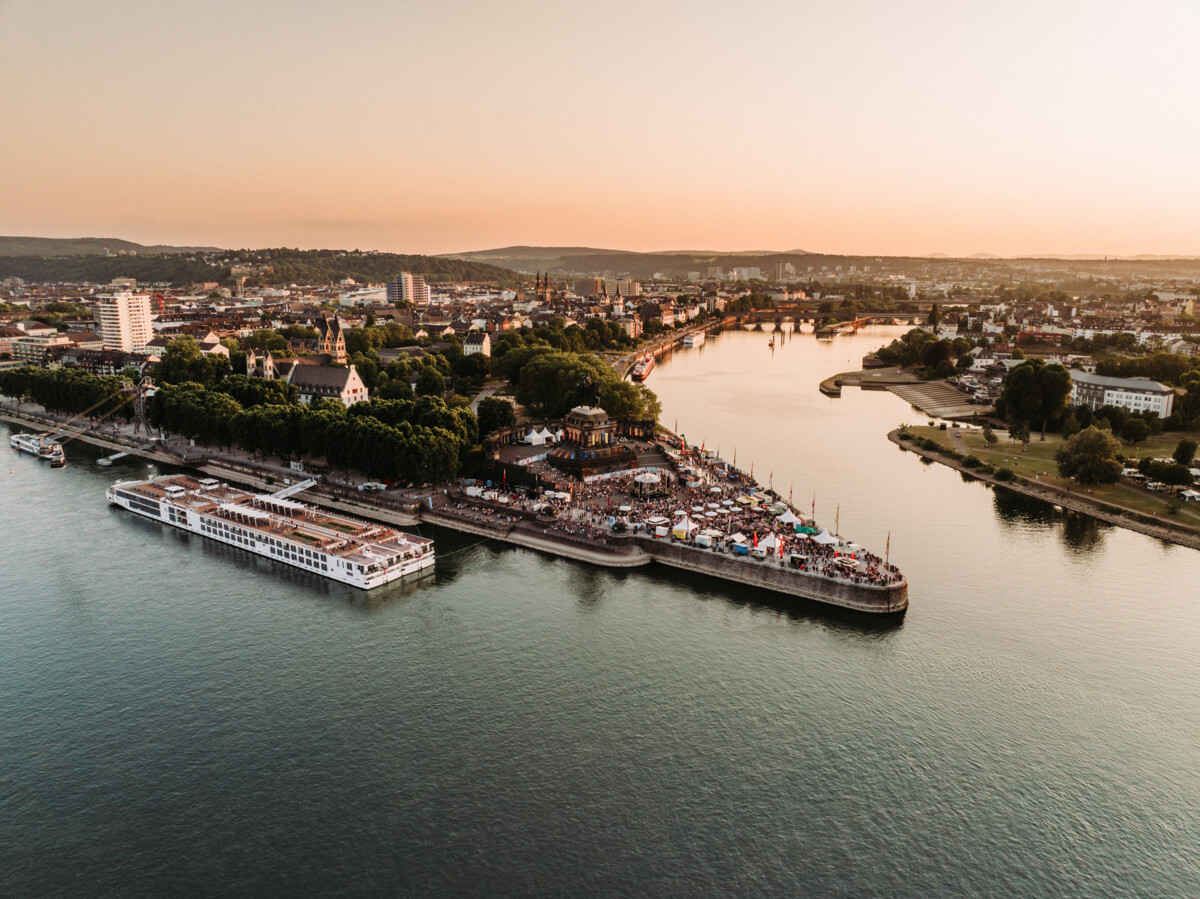 View from the Festung Ehrenbreitstein to the Deutsche Eck during the Electronic Wine event © Koblenz-Touristik GmbH, Janko.Media View from the Festung Ehrenbreitstein to the Deutsche Eck during the Electronic Wine event © Koblenz-Touristik GmbH, Janko.Media