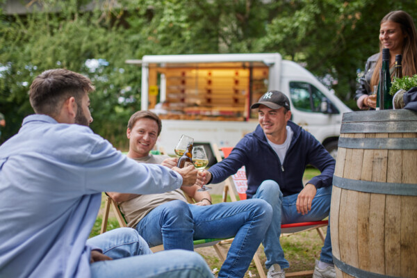 Menschen die mit Bier und Wein anstoßen bei der Veranstaltung Vinothek on Tour im Weinfestival Koblenz © Koblenz-Touristik, Picture Colada Menschen die mit Bier und Wein anstoßen bei der Veranstaltung Vinothek on Tour im Weinfestival Koblenz © Koblenz-Touristik, Picture Colada