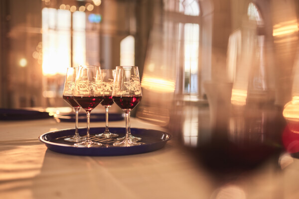 220503_KO_Touristik_Weinfeste_22_Schloss_Koblenz_v001_NM_8Z5A1444.jpg © Gläser mit Rotwein auf einer Tablette ©