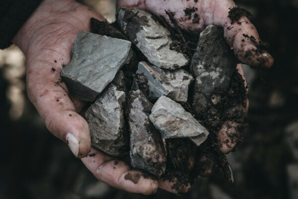 Weingut Leo Fuchs © Hände halten Schiefer und Erde ©