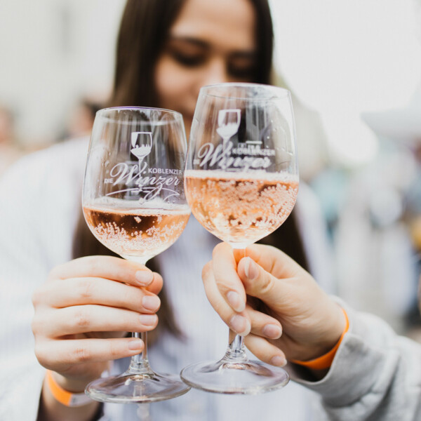 Die Koblenzer Winzer © Koblenz-Touristik GmbH, Picture Colada 2 Frauen stoßen mit Weingläsern der Koblenzer Winzer an. © Koblenz-Touristik GmbH, Picture Colada