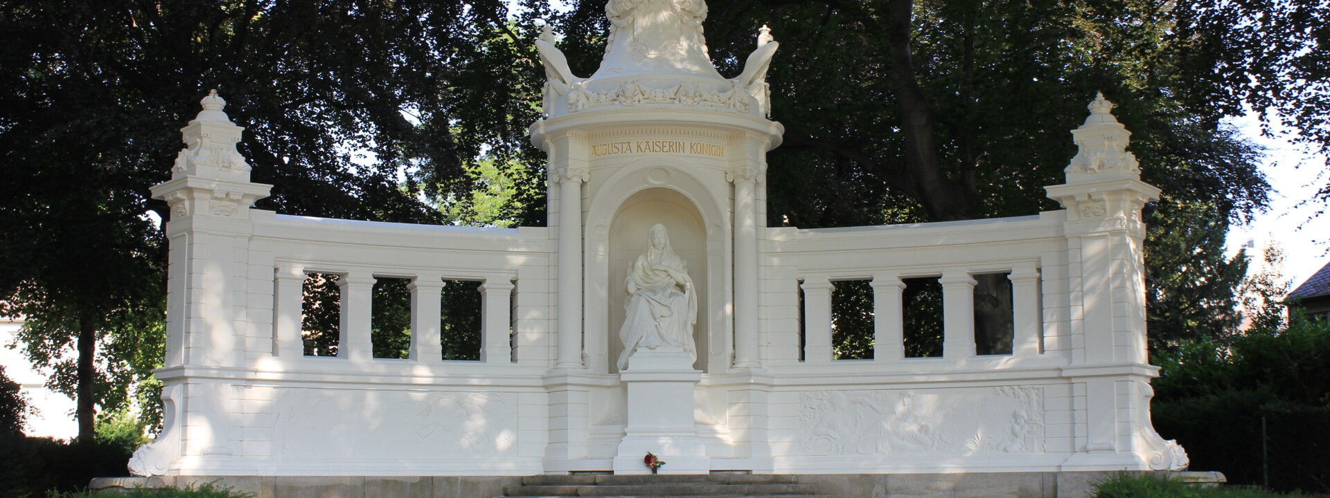 © Koblenz-Touristik GmbH Kaiserin Augusta Denkmal in den Rheinanlagen umgeben von Bäumen © Koblenz-Touristik GmbH