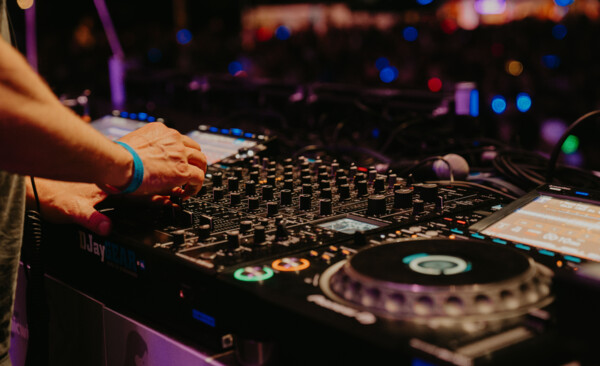 Hände eines DJ am Mischpult beim Auflegen. © Koblenz-Touristik GmbH, Janko.Media Hände eines DJ am Mischpult beim Auflegen. © Koblenz-Touristik GmbH, Janko.Media