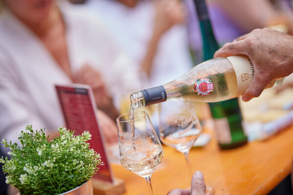 Vinothek_KoTo_2022 © Koblenz-Touristik GmbH, Picture Colada Flasche Wein wird auf der "Vinothek on Tour" auf dem Weinfestival eingeschenkt. © Koblenz-Touristik GmbH, Picture Colada