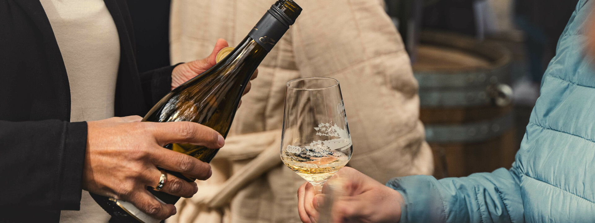 Eröffnung Weinfestival Koblenz 2024 © Koblenz-Touristik GmbH, Gabriel Volkovic Wein wird in ein Glas eingeschenkt bei der Eröffnung des Weinfestival Koblenz 2024 © Koblenz-Touristik GmbH, Gabriel Volkovic