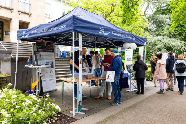 240602_5526.jpg © Menschen informieren sich an einem Infostand ©