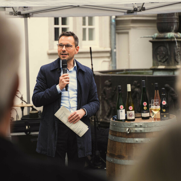 OB David Langner bei seiner Rede zur Eröffnung des Weinfestival Koblenz 2024 © Koblenz-Touristik GmbH, Gabriel Volkovic OB David Langner bei seiner Rede zur Eröffnung des Weinfestival Koblenz 2024 © Koblenz-Touristik GmbH, Gabriel Volkovic