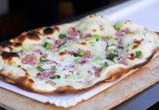 Flammkuchen Elsässer Art © Koblenz Stadtmarketing, Lisa Becker Foto eines Flammkuchens © Koblenz Stadtmarketing, Lisa Becker