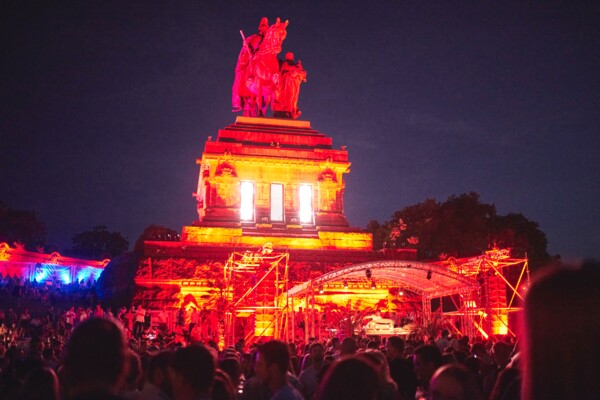 Das beleuchtete Reiterdenkmal am Deutschen Eck in Koblenz zu Electronic Wine © Picture Colada GmbH Das beleuchtete Reiterdenkmal am Deutschen Eck in Koblenz zu Electronic Wine © Picture Colada GmbH