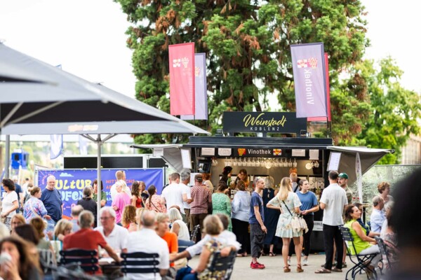 Closing event of the Koblenz 2025 Wine Festival © Koblenz-Touristik GmbH, Kai Myller The vinotheque in Koblenz on the castle steps as part of the Ufer-Bar © Koblenz-Touristik GmbH, Kai Myller