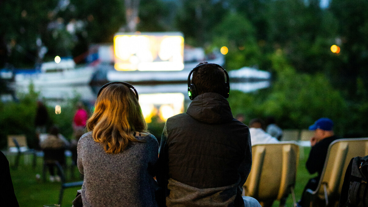 Augustas kleine Seebühne - Open Air Kino © Ein Mann und eine Frau sitzen auf der Wiese und schauen einen Film. ©