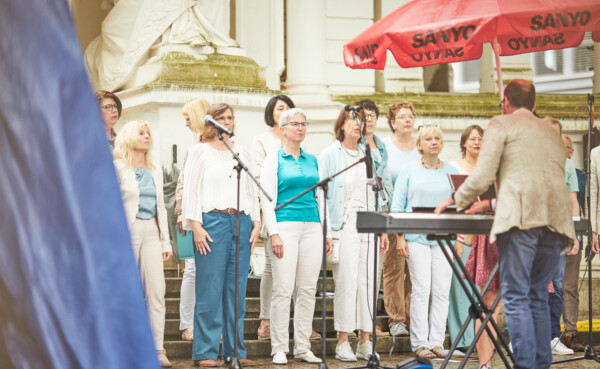Singender Chor vor dem Kaiserin-Augusta-Denkmal © Koblenz-Touristik GmbH, Picture Colada Singender Chor vor dem Kaiserin-Augusta-Denkmal © Koblenz-Touristik GmbH, Picture Colada