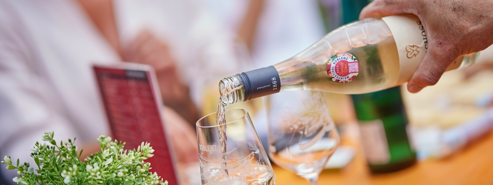 Vinothek_KoTo_2022 © Koblenz-Touristik GmbH, Picture Colada Flasche Wein wird auf der "Vinothek on Tour" auf dem Weinfestival eingeschenkt. © Koblenz-Touristik GmbH, Picture Colada