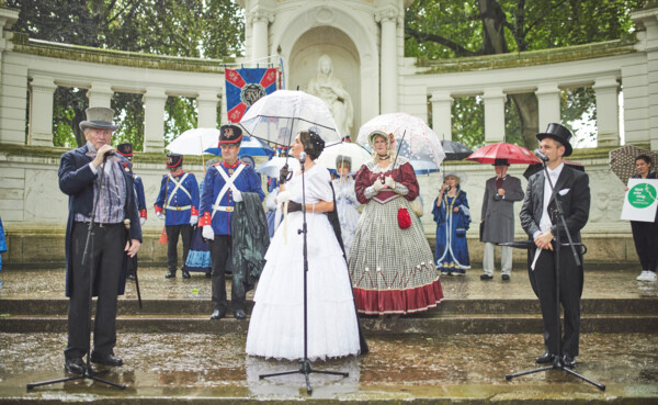Kaiserin Augusta Darstellerin mit Regenschirmen auf der Bühne © Koblenz-Touristik GmbH, Picture Colada Kaiserin Augusta Darstellerin mit Regenschirmen auf der Bühne © Koblenz-Touristik GmbH, Picture Colada