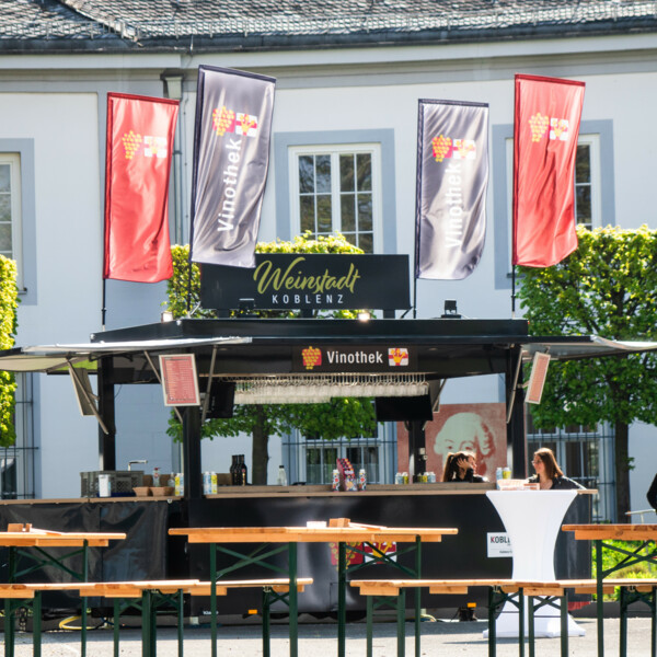 Mobile Vinothek der Koblenz-Touristik bei der Eröffnung des Weinfestival Koblenz 2022 © Koblenz-Touristik GmbH, Jannis Knaden Mobile Vinothek der Koblenz-Touristik bei der Eröffnung des Weinfestival Koblenz 2022 © Koblenz-Touristik GmbH, Jannis Knaden