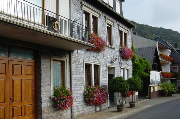 Weingut Edgar Comes © Weingut Comes Außenansicht des Weingut Comes aus Klotten an der Mosel © Weingut Comes