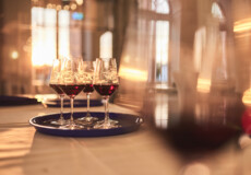 220503_KO_Touristik_Weinfeste_22_Schloss_Koblenz_v001_NM_8Z5A1444.jpg © Gläser mit Rotwein auf einer Tablette ©