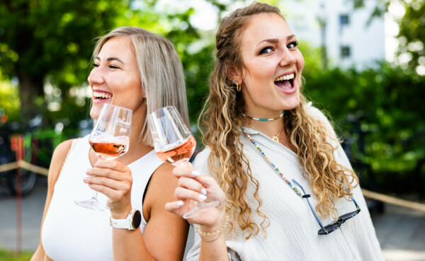 Personen mit Weinglas in der Hand © Koblenz-Touristik / Kai Myller Personen mit Weinglas in der Hand © Koblenz-Touristik / Kai Myller